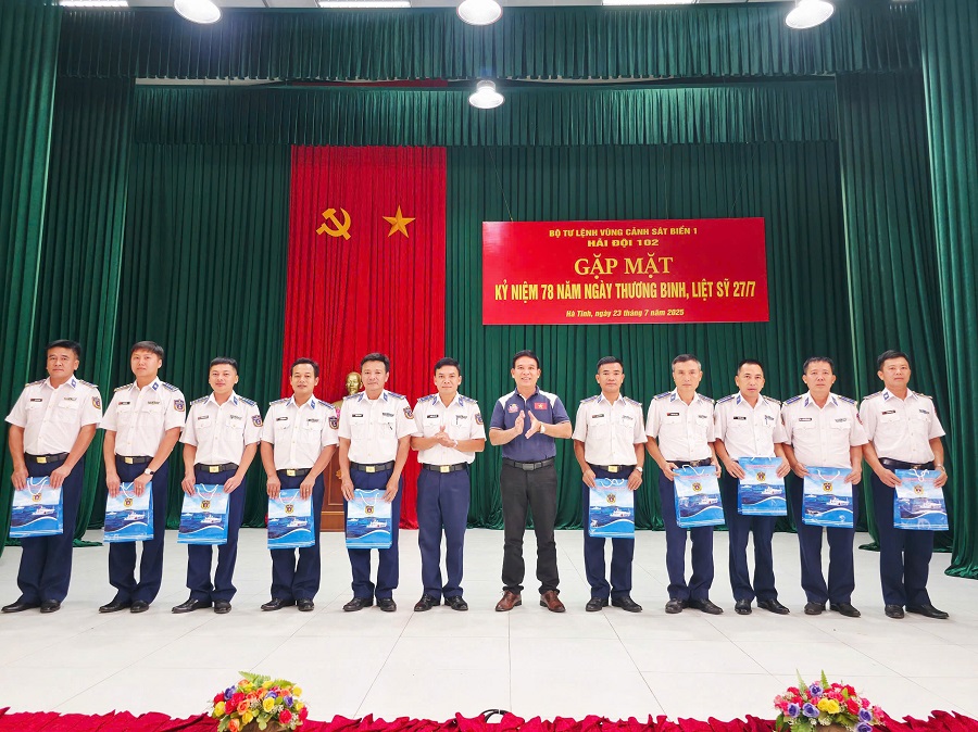 Đại diện Đảng uỷ, Chỉ huy Hải đội và Công ty TNHH Ứng dụng khoa học công nghệ quốc tế trao quà cho thân nhân gia đình người có công Đại diện Đảng uỷ, Chỉ huy Hải đội và Công ty TNHH Ứng dụng khoa học công nghệ quốc tế trao quà cho thân nhân gia đình người có công