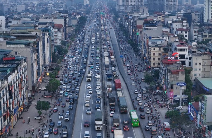 Hiện tại, hạ tầng giao thông công cộng ở Hà Nội chưa đủ mạnh, xe buýt vẫn chưa đáp ứng nhu cầu đi lại, metro chưa phủ rộng.