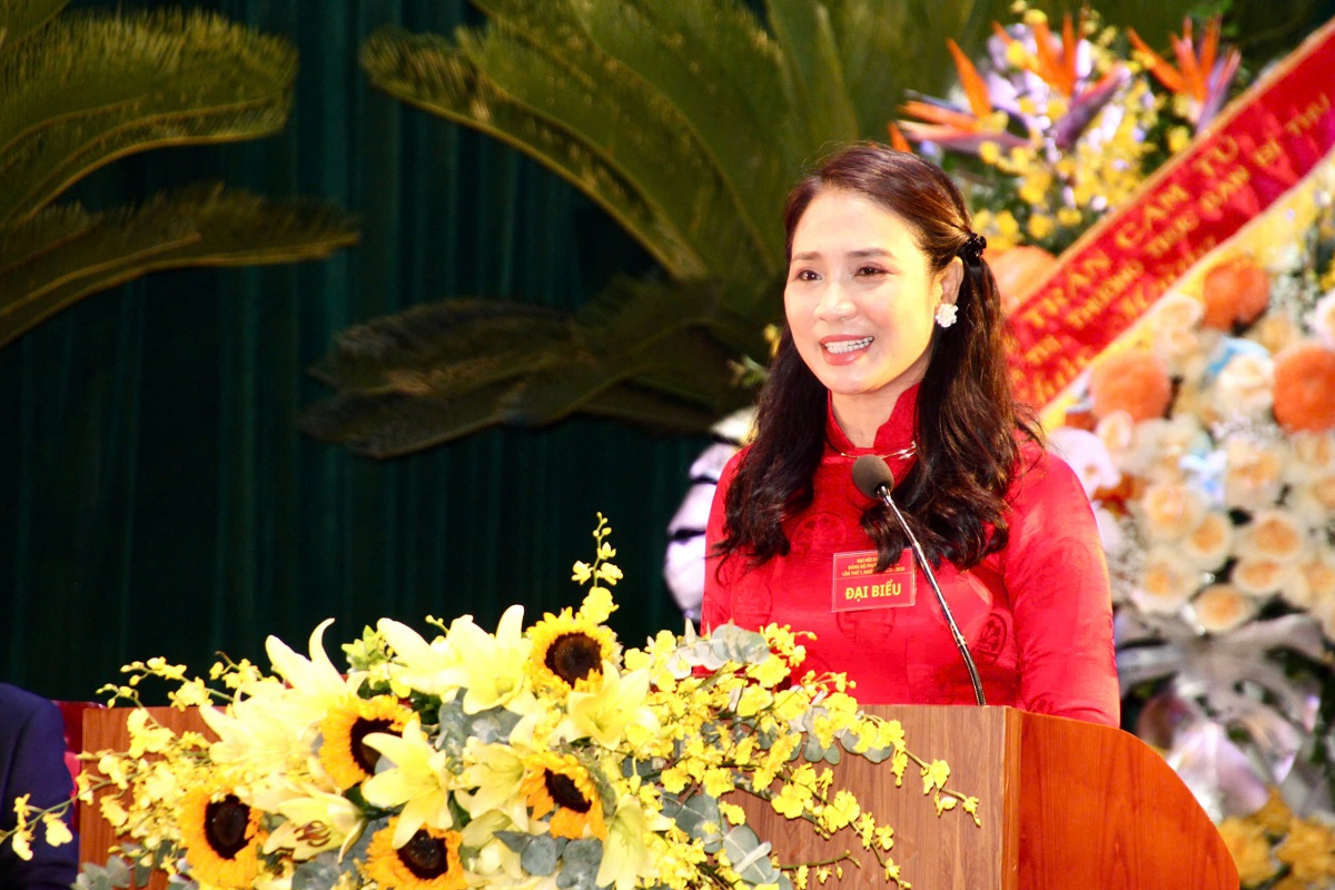 Đồng chí Nguyễn Thị Thu, Thành ủy viên, Bí thư Đảng ủy, Chủ tịch HĐND phường Hải An phát biểu tại đại hội