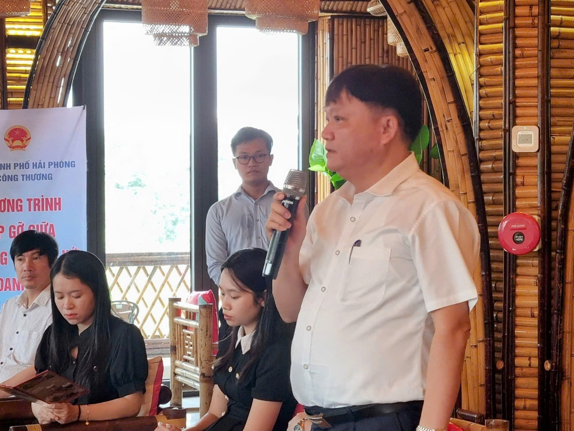 Phó Giám đốc Sở Công thương Nguyễn Công Hân phát biểu trao đổi với các doanh nghiệp tại chương trình gặp mặt. Phó Giám đốc Sở Công thương Nguyễn Công Hân phát biểu trao đổi với các doanh nghiệp tại chương trình gặp mặt.