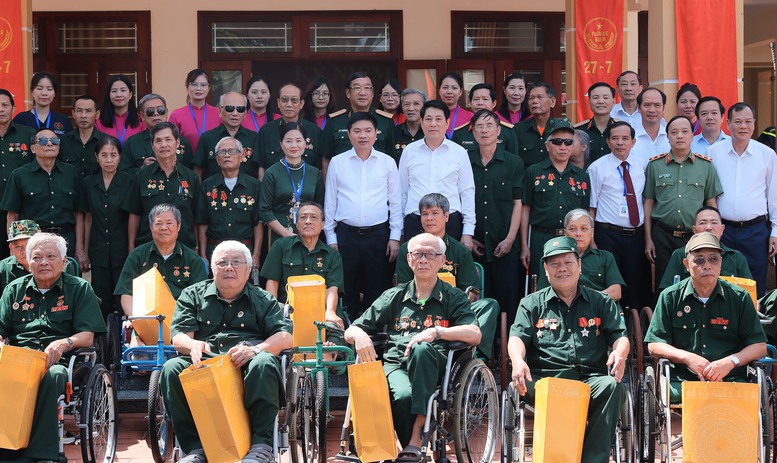 Chủ tịch nước Lương Cường thăm, tặng quà cho các thương binh tại Trung tâm Điều dưỡng Thương binh Duy Tiên - Ảnh VGP