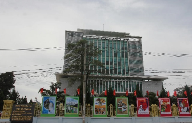 Cán bộ, công chức, viên chức, người lao động tập trung tại Khu liên cơ quan tỉnh Gia Lai (cũ), để lên xe đưa/đón xuống Quy Nhơn làm việc. Ảnh: GL Cán bộ, công chức, viên chức, người lao động tập trung tại Khu liên cơ quan tỉnh Gia Lai (cũ), để lên xe đưa/đón xuống Quy Nhơn làm việc. Ảnh: GL