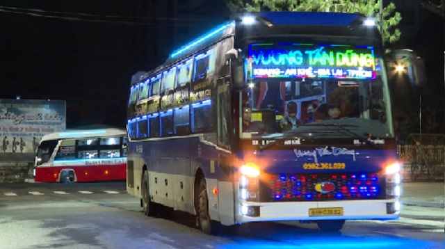 Xe ô tô chở cán bộ, công chức, viên chức, người lao động từ phường Pleiku xuống phường Quy Nhơn làm việc. Ảnh: R’Piên Xe ô tô chở cán bộ, công chức, viên chức, người lao động từ phường Pleiku xuống phường Quy Nhơn làm việc. Ảnh: R’Piên