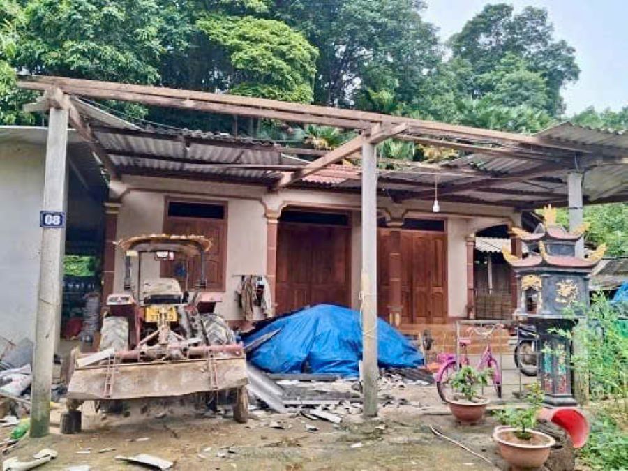 Do ảnh hưởng của bão số 3 khiến nhiều nhà dân ở xã Sơn Kim 1 bị tốc mái. Do ảnh hưởng của bão số 3 khiến nhiều nhà dân ở xã Sơn Kim 1 bị tốc mái.