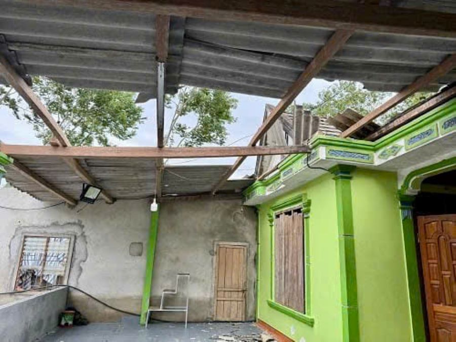 Ngôi nhà của ông Trịnh Hoàng Hùng ở thôn Trung Lưu, xã Sơn Tây bị tốc mái. Ngôi nhà của ông Trịnh Hoàng Hùng ở thôn Trung Lưu, xã Sơn Tây bị tốc mái.