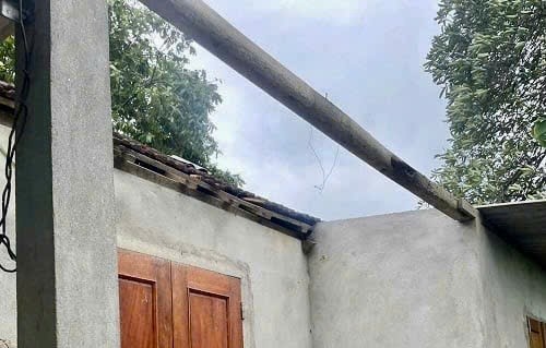 Hoàn lưu bão, giông lốc đã khiến nhiều nhà dân ở Hà Tĩnh bị thiệt hại nặng nề. Hoàn lưu bão, giông lốc đã khiến nhiều nhà dân ở Hà Tĩnh bị thiệt hại nặng nề.