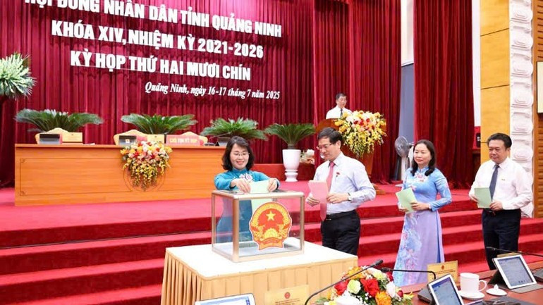 Các đại biểu Hội đồng nhân dân bỏ phiếu bầu cử chức danh Phó Chủ tịch Ủy ban nhân dân tỉnh Quảng Ninh nhiệm kỳ 2021-2016.