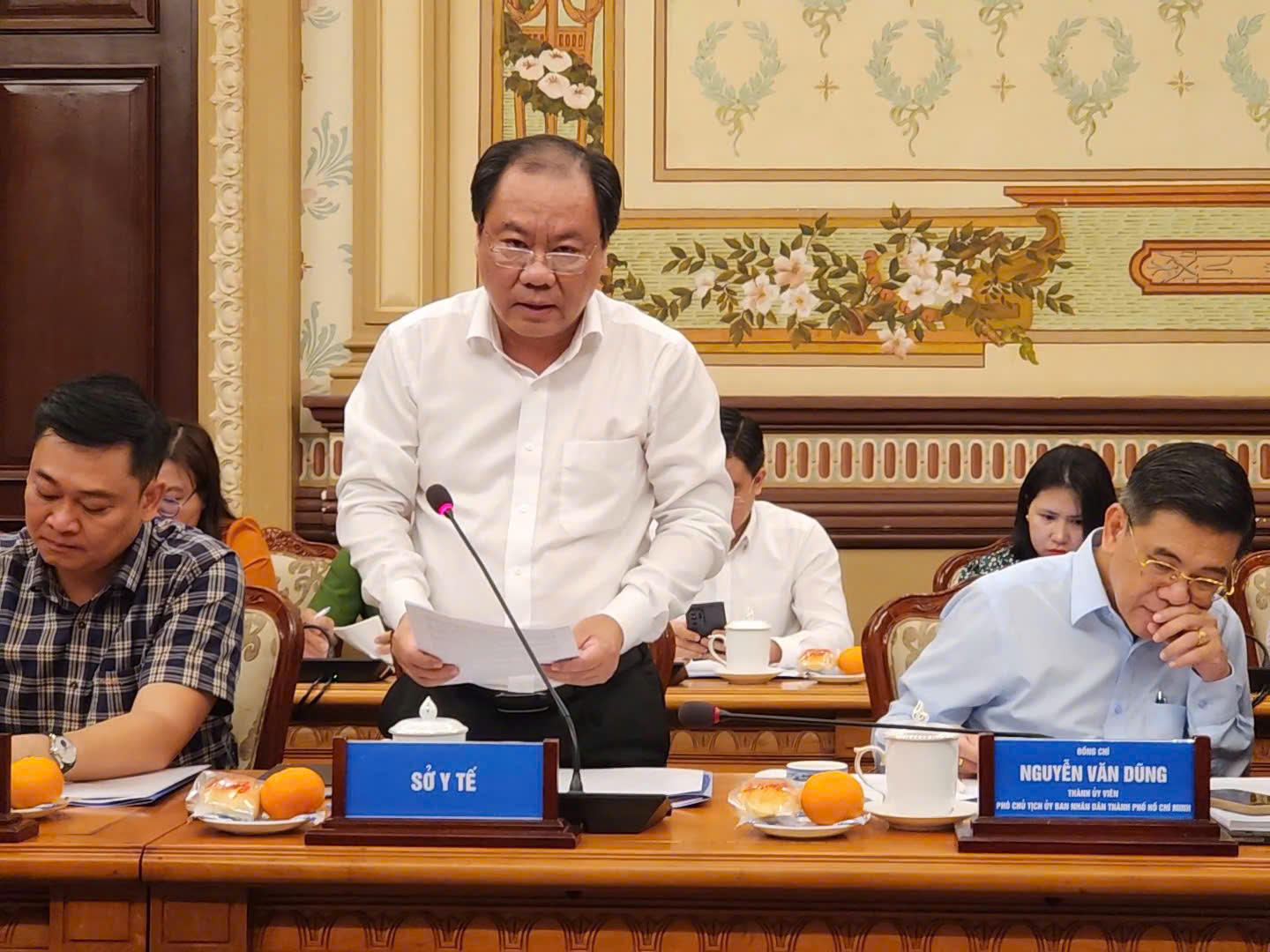 Ông Nguyễn Hoài Nam - Phó Giám đốc Sở Y tế TP. HCM báo cáo tại buổi làm việc