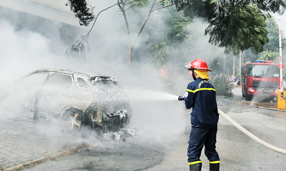 Lực lượng chức năng chữa cháy ô tô biển kiểm soát 99A-631.21. Lực lượng chức năng chữa cháy ô tô biển kiểm soát 99A-631.21.