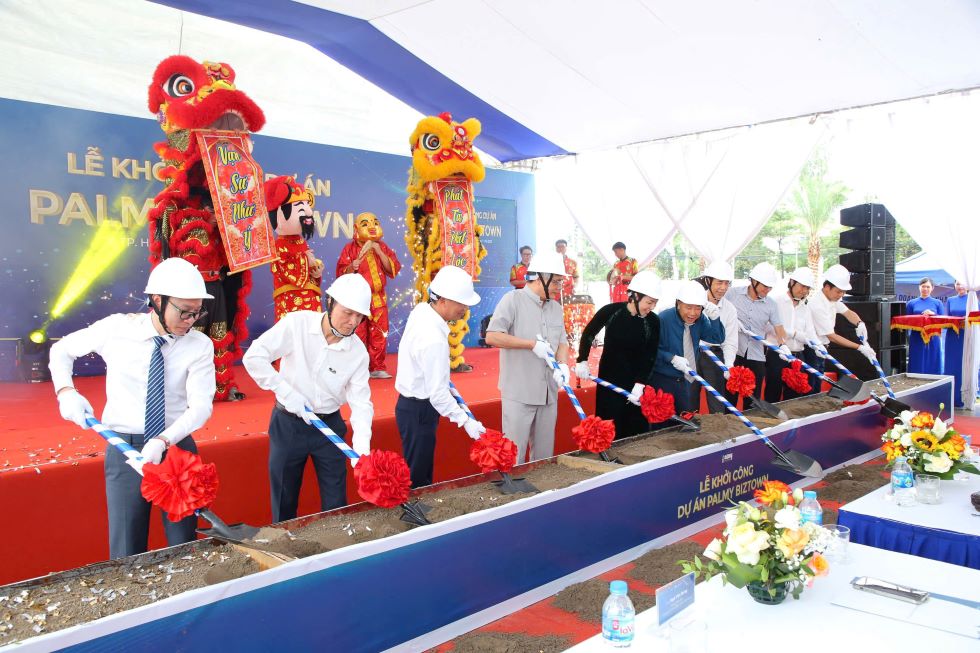 Các đại biểu thực hiện nghi lễ khởi công dự án Palmy Biztown.