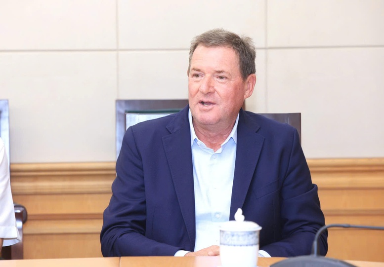 Ông Klaus Michael báo cáo về tình hình hợp tác với Bộ Giáo dục và Đào tạo trong lĩnh vực đào tạo nghề theo tiêu chuẩn Đức - Ảnh: VGP/Thu Sa