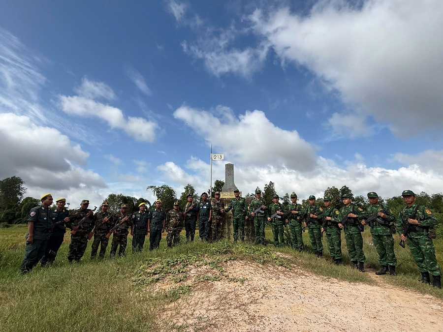Đồn Biên phòng Cửa khẩu quốc tế Bình Hiệp - Bộ đội Biên phòng tỉnh Tây Ninh (Việt Nam) và Đồn cảnh sát bảo vệ Biên giới X13, thuộc Tiểu đoàn 609, Ty Công an tỉnh Svây Riêng và Trung đội 2, đại đội 3, tiểu đoàn 232, tiểu khu quân sự tỉnh Svây Riêng, Vương quốc Campuchia, phối hợp tuần tra song phương quản lý, bảo vệ biên giới
