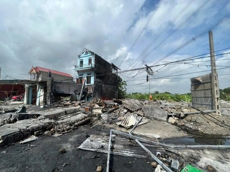 Nổ lớn ở Hưng Yên, một ngôi nhà sập hoàn toàn