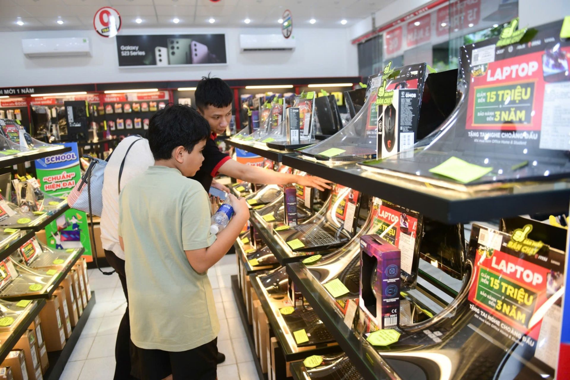Nhu cầu về các thiết bị công nghệ tăng cao mùa tựu trường. Ảnh: Phóng viên cung cấp