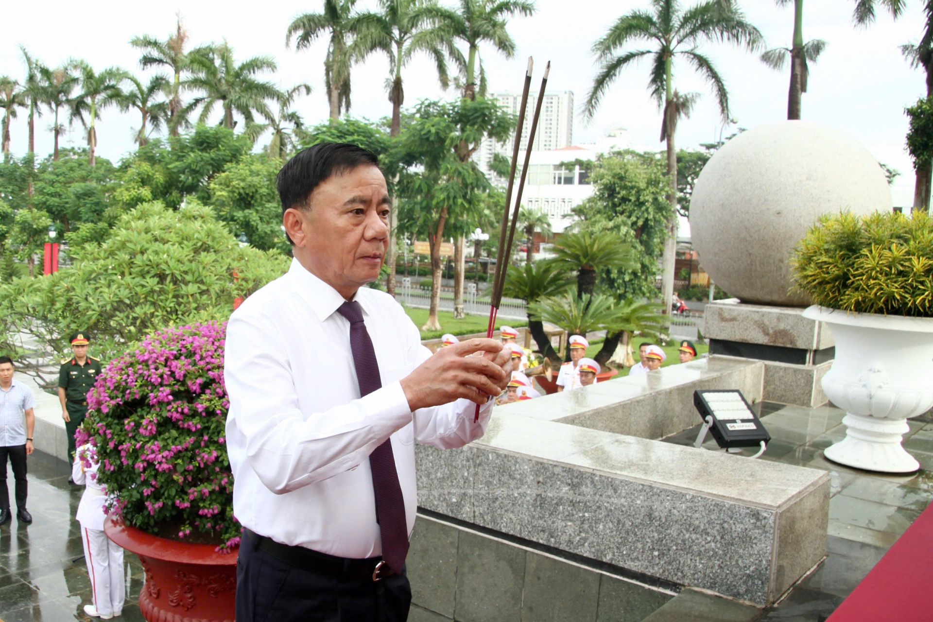 Thường trực Ban Bí thư Trần Cẩm Tú dâng hương tại Đài tưởng niệm các Anh hùng liệt sỹ thành phố Hải Phòng