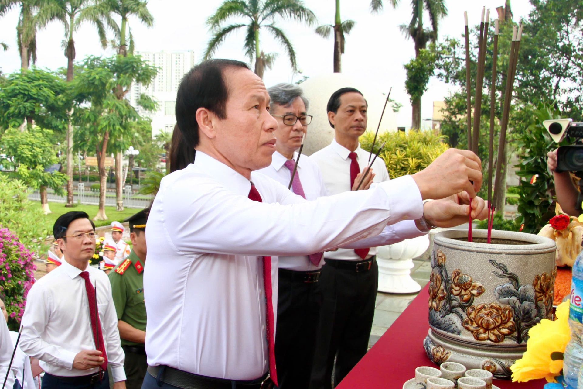 Đồng chí Lê Tiến Châu, Ủy viên Trung ương Đảng, Bí thư Thành ủy, Trưởng Đoàn ĐBQH Hải Phòng dâng hương