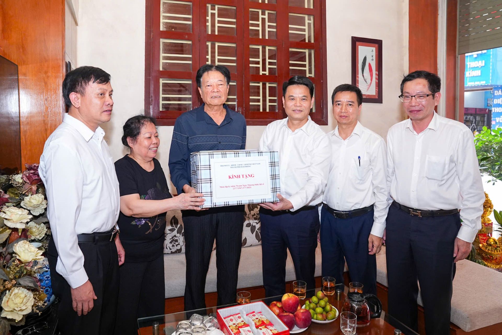 Lãnh đạo phường Lê Chân tặng quà ông Vũ Văn Bình.