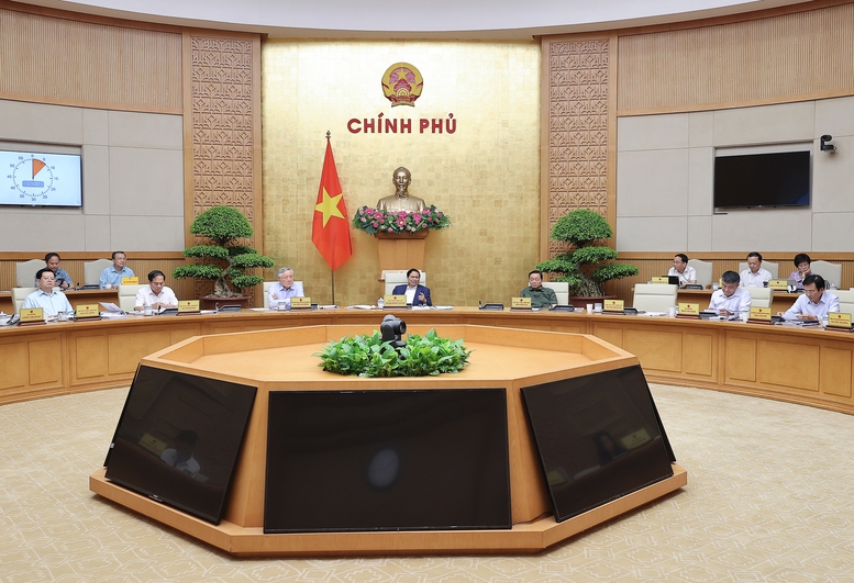 Thủ tướng trao đổi và lưu ý những vấn đề liên quan - Ảnh: VGP/Nhật Bắc