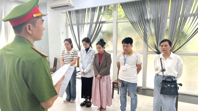 Cơ quan Cảnh sát điều tra Công an TP Đà Nẵng tống đạt các quyết định đối với nhóm đối tượng trong vụ giả bác sĩ vẽ bệnh, lừa đảo hàng trăm triệu đồng tại phòng khám quốc tế ở Đà Nẵng. Công an TP Đà Nẵng