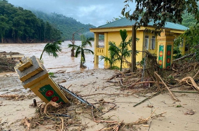 Lúc 1h ngày 23/7, nước lũ dâng cao gây ngập đến nửa cổng Trường Phổ thông Dân tộc bán trú Tiểu học Mỹ Lý.