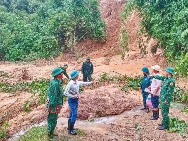 Đồn Biên phòng Keng Đu đã phối hợp cùng cấp ủy, chính quyền và các lực lượng trên địa bàn tổ chức thành lập Ban chỉ đạo, các tổ công tác tham gia giúp dân khắc phục hậu quả thiên tai trên địa bàn…