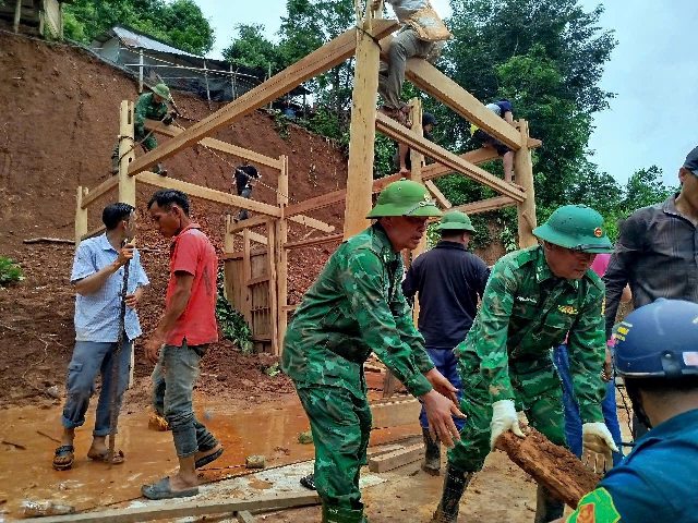Đồn Biên phòng Keng Đu hỗ trợ người dân di chuyển nhà bị đất đá sạt lở nguy hiểm đến nơi an toàn…