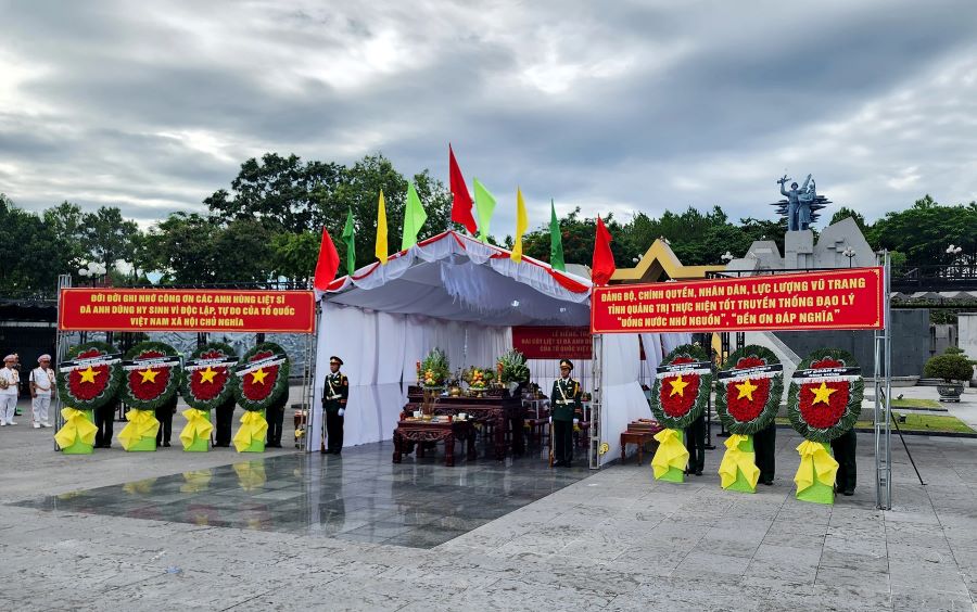 Quang cảnh buổi lễ truy điệu 12 hài cốt liệt sĩ.