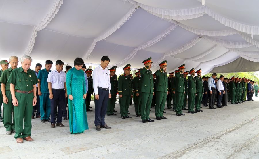 Đại biểu tham dự buổi lễ.