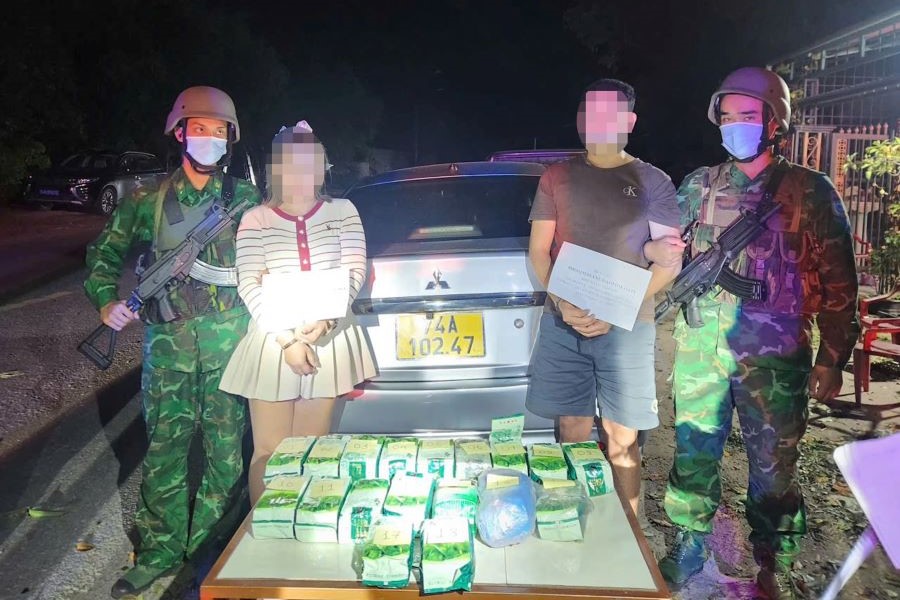 Hai đối tượng cùng tang vật.