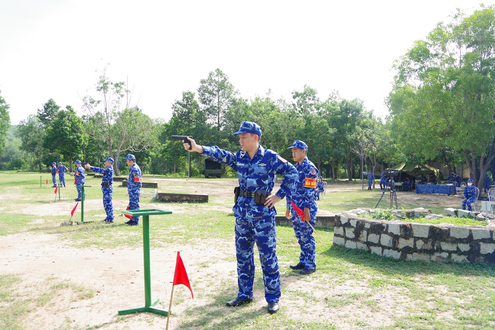 Cán bộ sĩ quan thực hiện bài bắn K-54