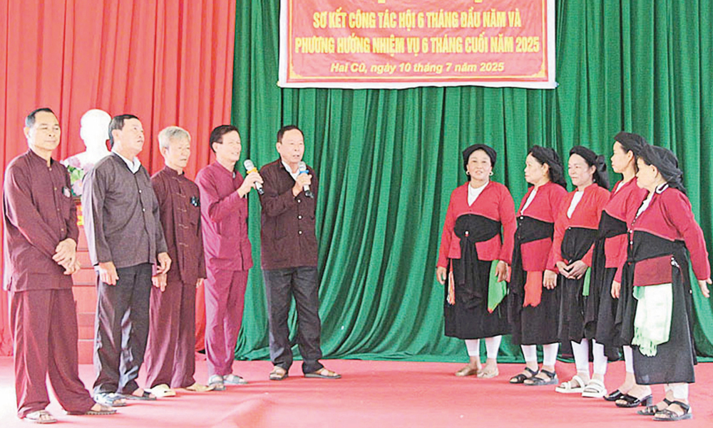 Trình diễn Soọng cô theo lối đối đáp sáng tạo, linh hoạt - một bên hát đối, một bên đáp lại.