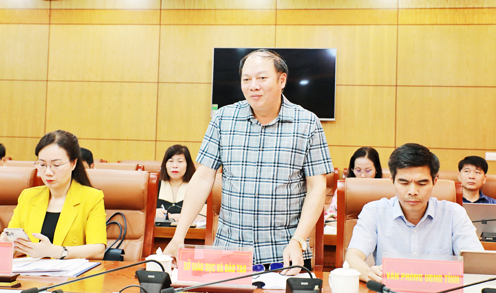 Đồng chí Tạ Việt Hùng, Giám đốc Sở Giáo dục và Đào tạo trình bày lý do đề xuất quy trình rút gọn trong xây dựng nghị quyết 