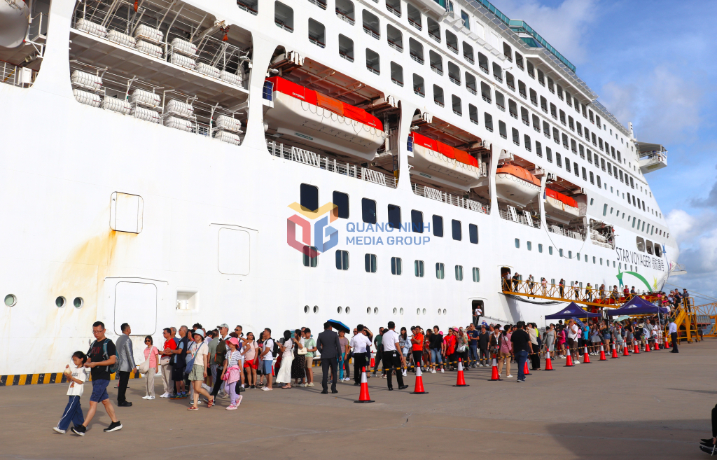 Hơn 1.200 du khách tàu biển đến Quảng Ninh