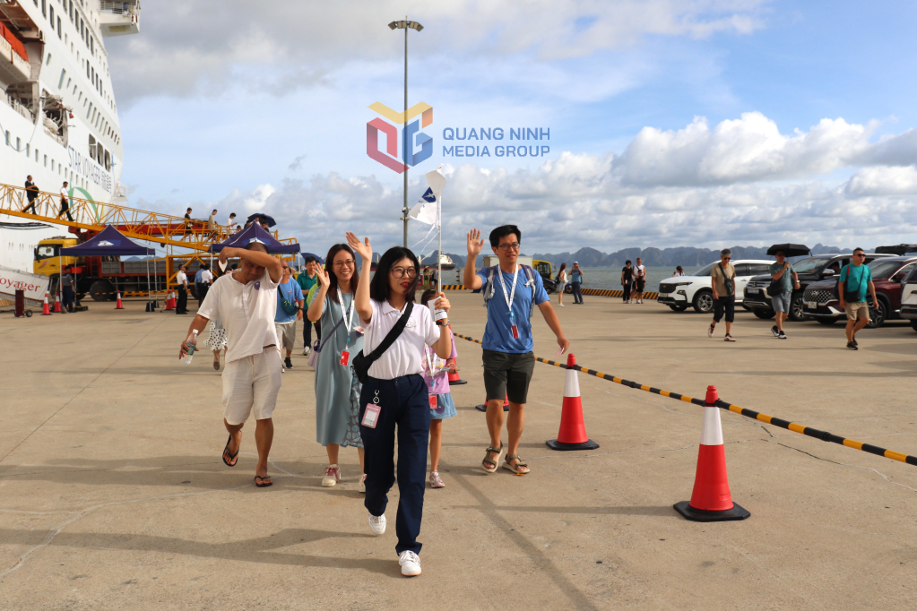 Du khách hào hứng khi đến Quảng Ninh.