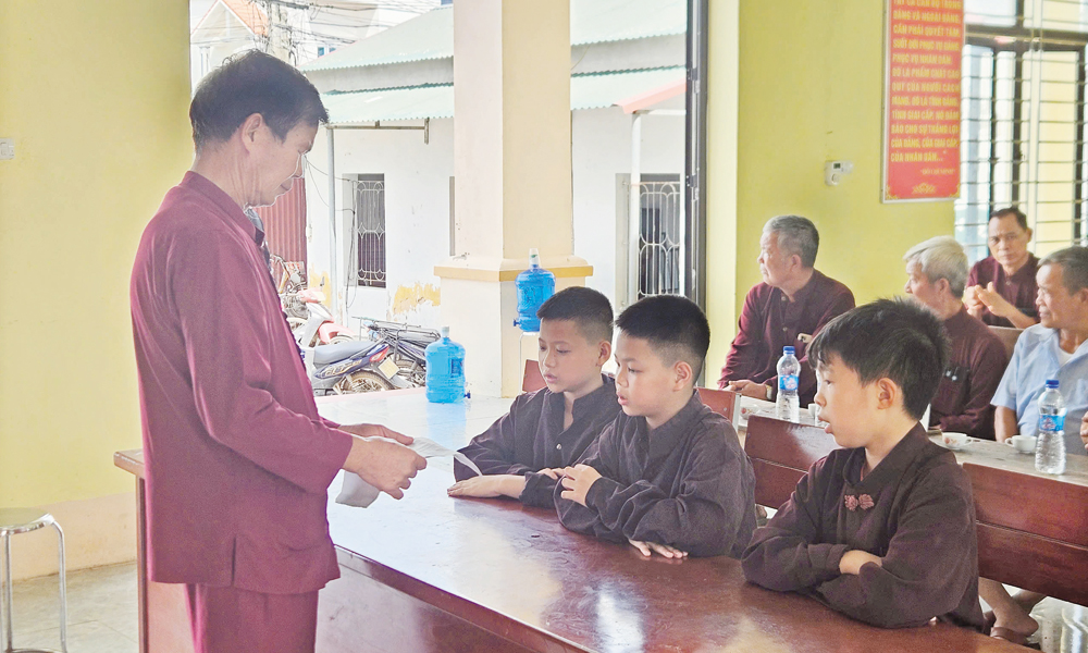 Lớp truyền dạy tiếng nói và cách hát Soọng cô cho thiếu nhi ở phường Phượng Sơn.