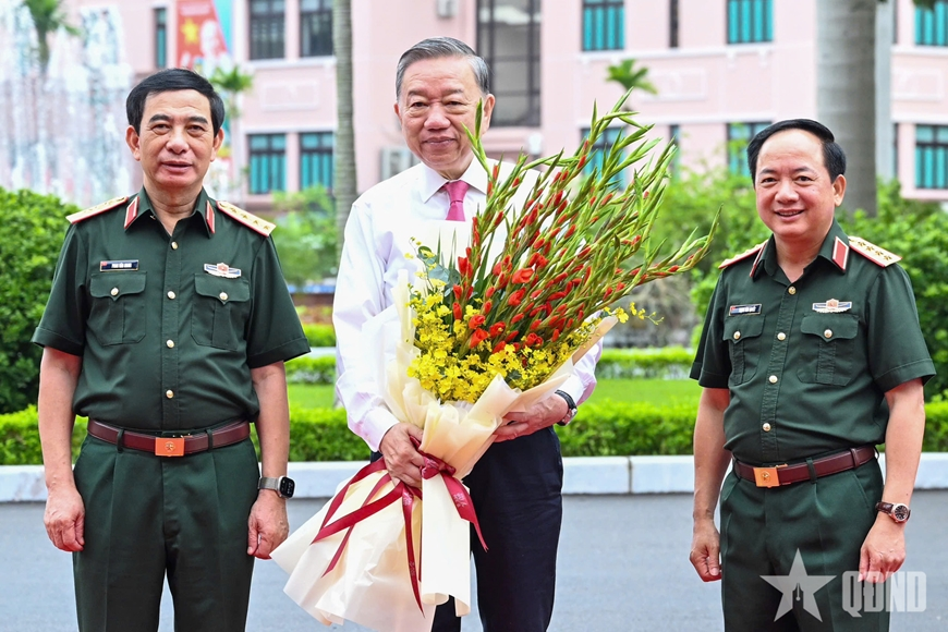 Đại tướng Phan Văn Giang và Đại tướng Trịnh Văn Quyết tặng hoa Tổng Bí thư Tô Lâm, Bí thư Quân ủy Trung ương nhân dịp đồng chí đến thăm, làm việc với Tổng cục Chính trị.