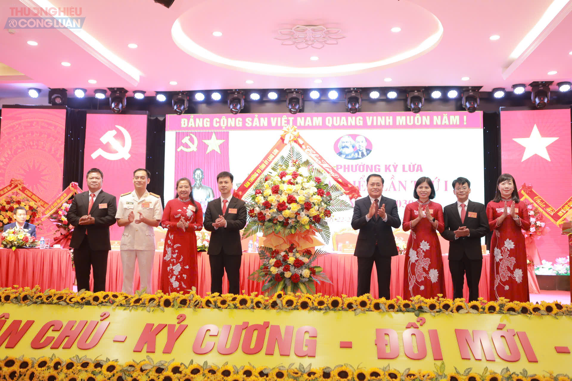 Phó Bí thư Tỉnh ủy, Chủ tịch UBND tỉnh Lạng Sơn Hồ Tiến Thiệu tặng hoa chúc mừng Đại hội