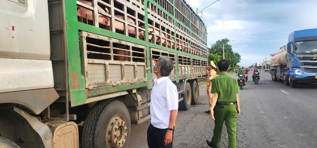 Cơ quan chức năng tạm giữ phương tiện và tang vật.