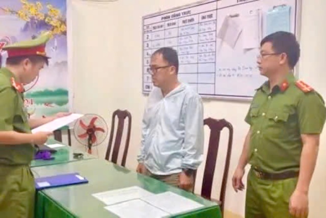 Cơ quan Cảnh sát điều tra Công an tỉnh Đắk Lắk ra quyết định khởi tố và bắt tạm giam Doãn Bá Nhựt, Giám đốc Trung tâm môi trường PNE. Ảnh: Công an cung cấp