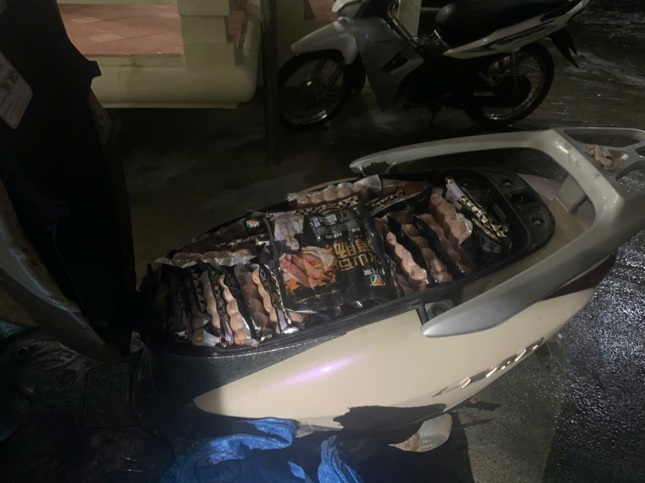 Chiếc xe Honda Lead do bà Trịnh Thị Hằng điều khiển bên trong chở nhiều gói xúc xích không rõ nguồn gốc xuất xứ