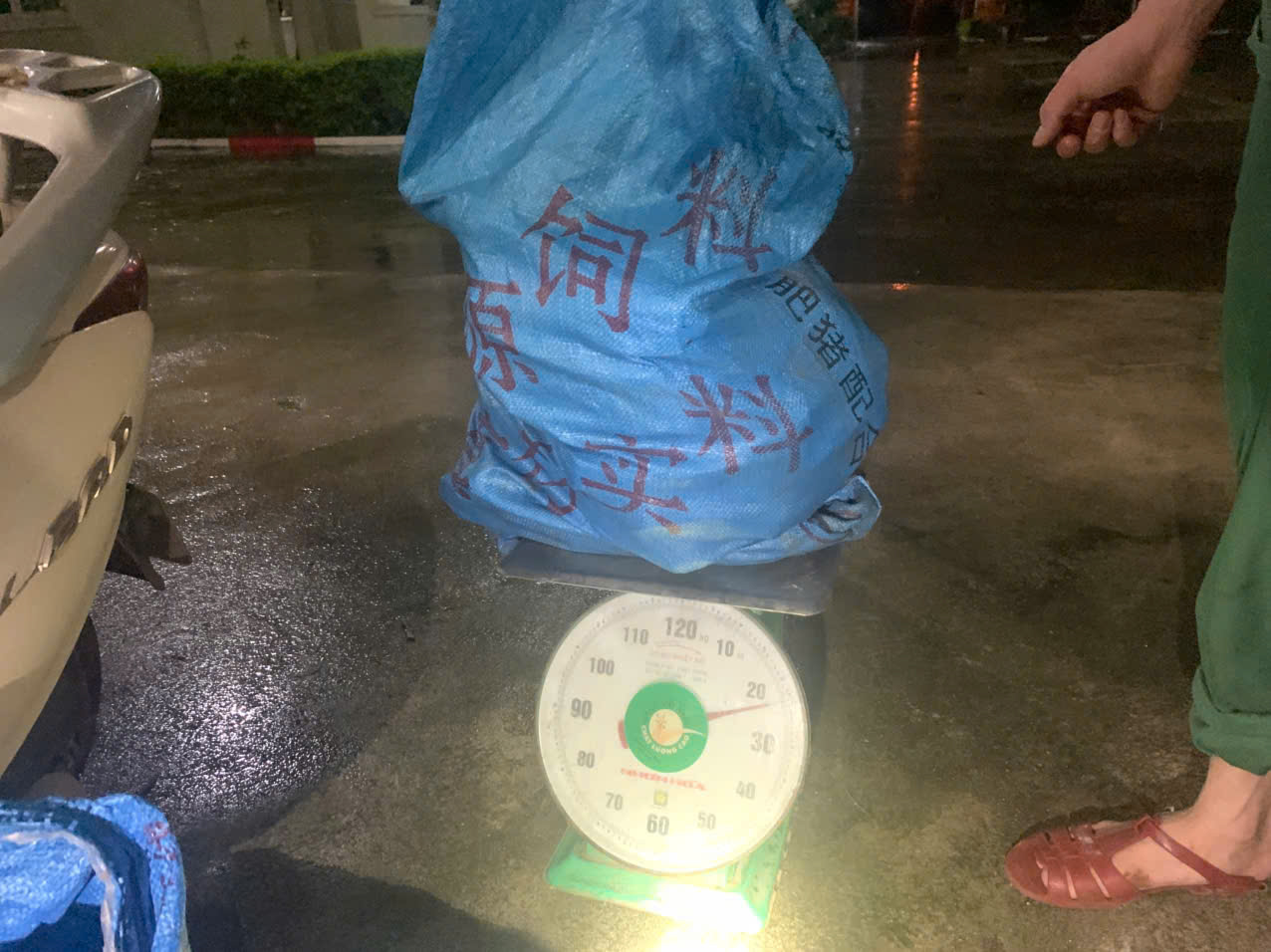 Chặn đứng vụ vận chuyển thực phẩm nhập lậu giữa đêm khuya nơi biên giới