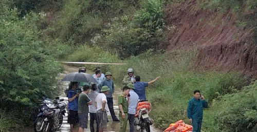 Lực lượng chức năng xác minh thông tin, tổ chức tìm kiếm 2 người đàn ông nghi bị nước lũ cuốn trôi, mất tích