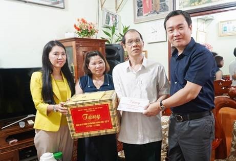 Phó Bí thư Tỉnh ủy Lạng Sơn Nguyễn Cảnh Toàn cùng đoàn công tác thăm hỏi, tặng quà ông Hoàng Văn Hải, khu Cầu Lấm, xã Lộc Bình, tỉnh Lạng Sơn