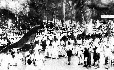 Mít tinh Tổng khởi nghĩa tại Quảng trường Nhà hát lớn Hà Nội ngày 19-8-1945. Ảnh tư liệu