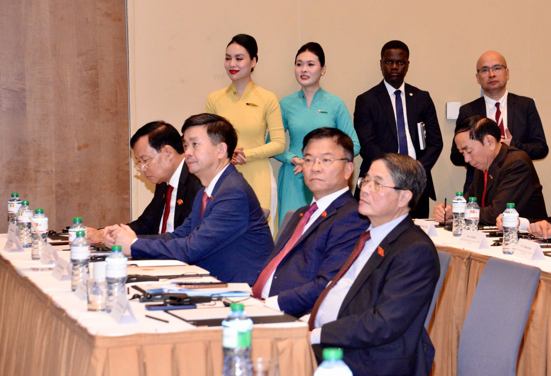 Phó Chủ tịch Quốc hội Nguyễn Đức Hải; Phó Thủ tướng Chính phủ Lê Thành Long; Tổng Thư ký Quốc hội, Chủ nhiệm Văn phòng Quốc hội Lê Quang Tùng; Chủ nhiệm Ủy ban Quốc phòng, An ninh và Đối ngoại, Thượng tướng Lê Tấn Tới cùng các đại biểu dự Tọa đàm Phó Chủ tịch Quốc hội Nguyễn Đức Hải; Phó Thủ tướng Chính phủ Lê Thành Long; Tổng Thư ký Quốc hội, Chủ nhiệm Văn phòng Quốc hội Lê Quang Tùng; Chủ nhiệm Ủy ban Quốc phòng, An ninh và Đối ngoại, Thượng tướng Lê Tấn Tới cùng các đại biểu dự Tọa đàm
