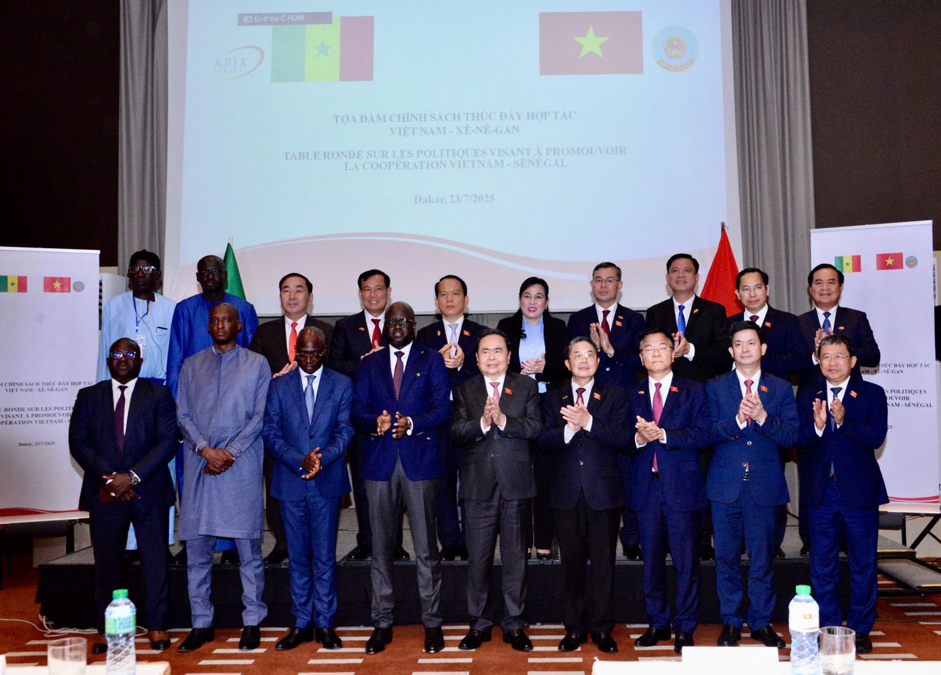Chủ tịch Quốc hội Trần Thanh Mẫn, Chủ tịch Quốc hội Senegal Malick Ndiaye chụp ảnh lưu niệm cùng đại biểu tham dự Tọa đàm Chủ tịch Quốc hội Trần Thanh Mẫn, Chủ tịch Quốc hội Senegal Malick Ndiaye chụp ảnh lưu niệm cùng đại biểu tham dự Tọa đàm