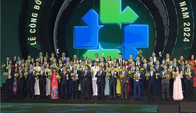 Thủ tướng Chính phủ Phạm Minh Chính và Bộ trưởng Bộ Công Thương Nguyễn Hồng Diên chụp ảnh cùng đại diện các doanh nghiệp có sản phẩm đạt Thương hiệu quốc gia Việt Nam năm 2024.