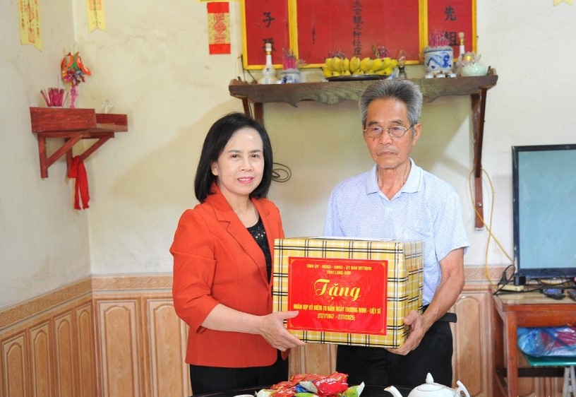Lạng Sơn: Thăm, tặng quà gia đình chính sách, người có công