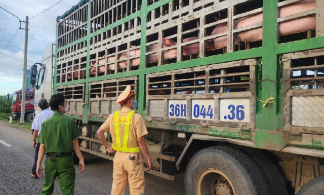 Cơ quan chức năng kiểm tra xe ô tô 36H-044.36. Ảnh: ĐVCC