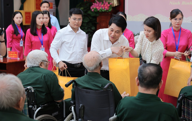 Chủ tịch nước Lương Cường tặng quà cho các thương binh tại Trung tâm Điều dưỡng Thương binh Duy Tiên - Ảnh VGP Chủ tịch nước Lương Cường tặng quà cho các thương binh tại Trung tâm Điều dưỡng Thương binh Duy Tiên - Ảnh VGP